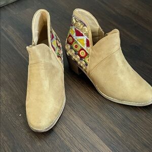 LA Bottine Embroidered Tan Ankle Boots
